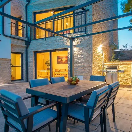 Perla Nera Heated Pool & Sauna Villa *