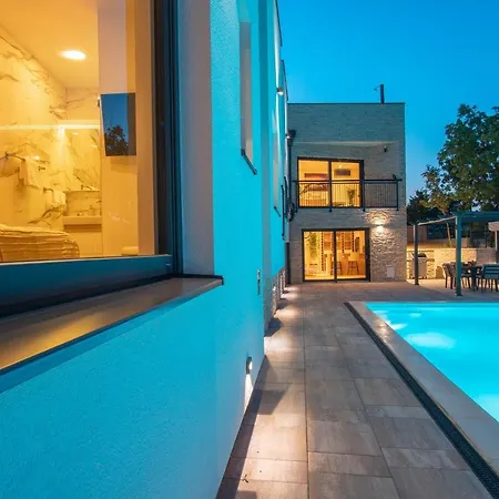 Perla Nera Heated Pool & Sauna Villa *
